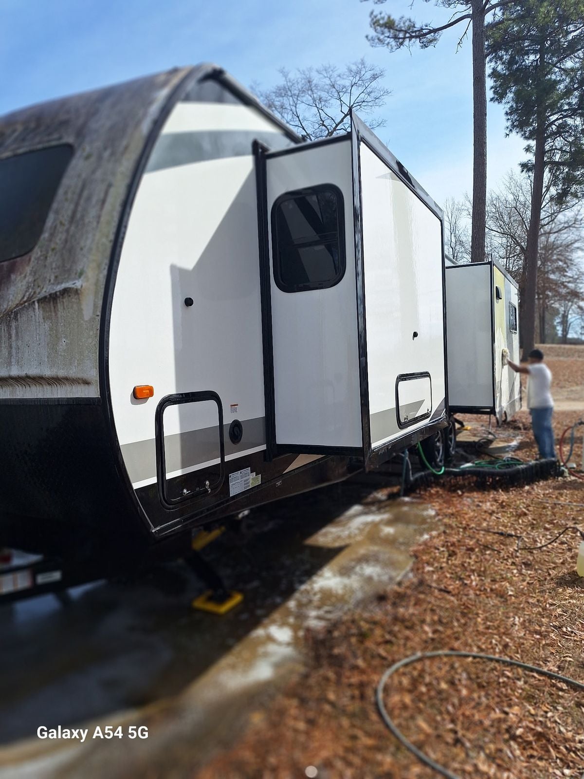 Fifth wheel travel trailer exterior wash