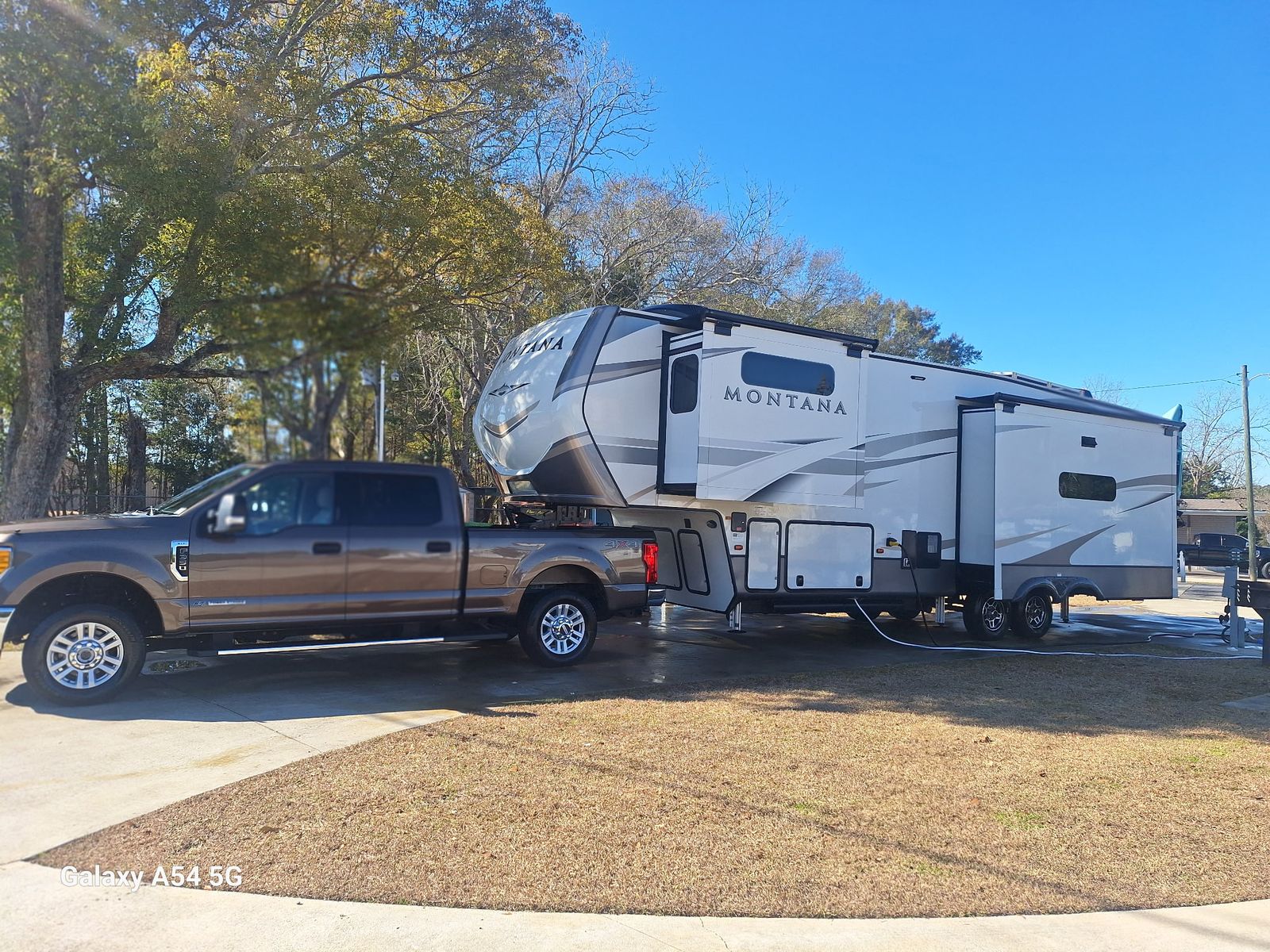 Truck and fifth wheel trailer cleaned