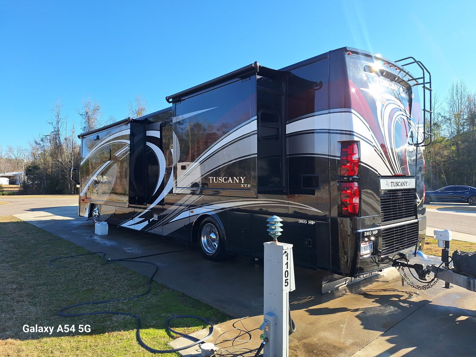 Fifth wheel trailer rear detail