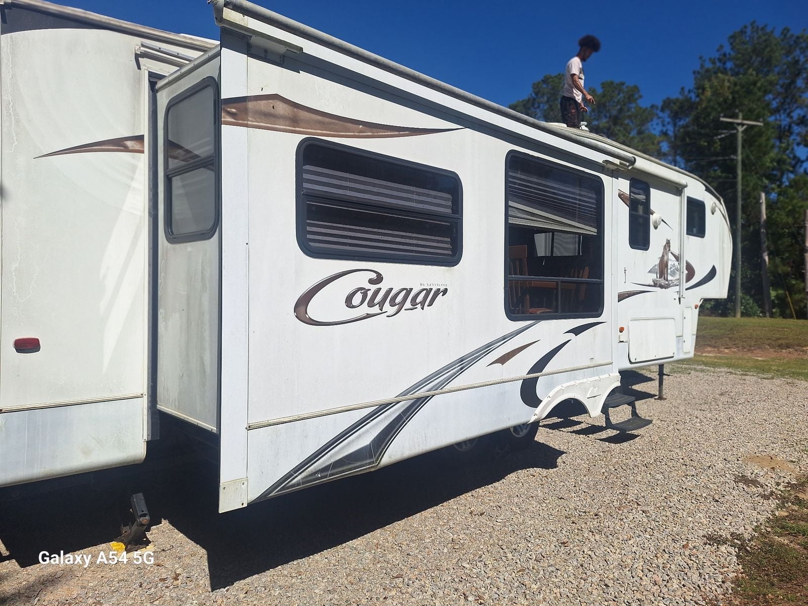 Fifth wheel trailer 'Cougar' exterior