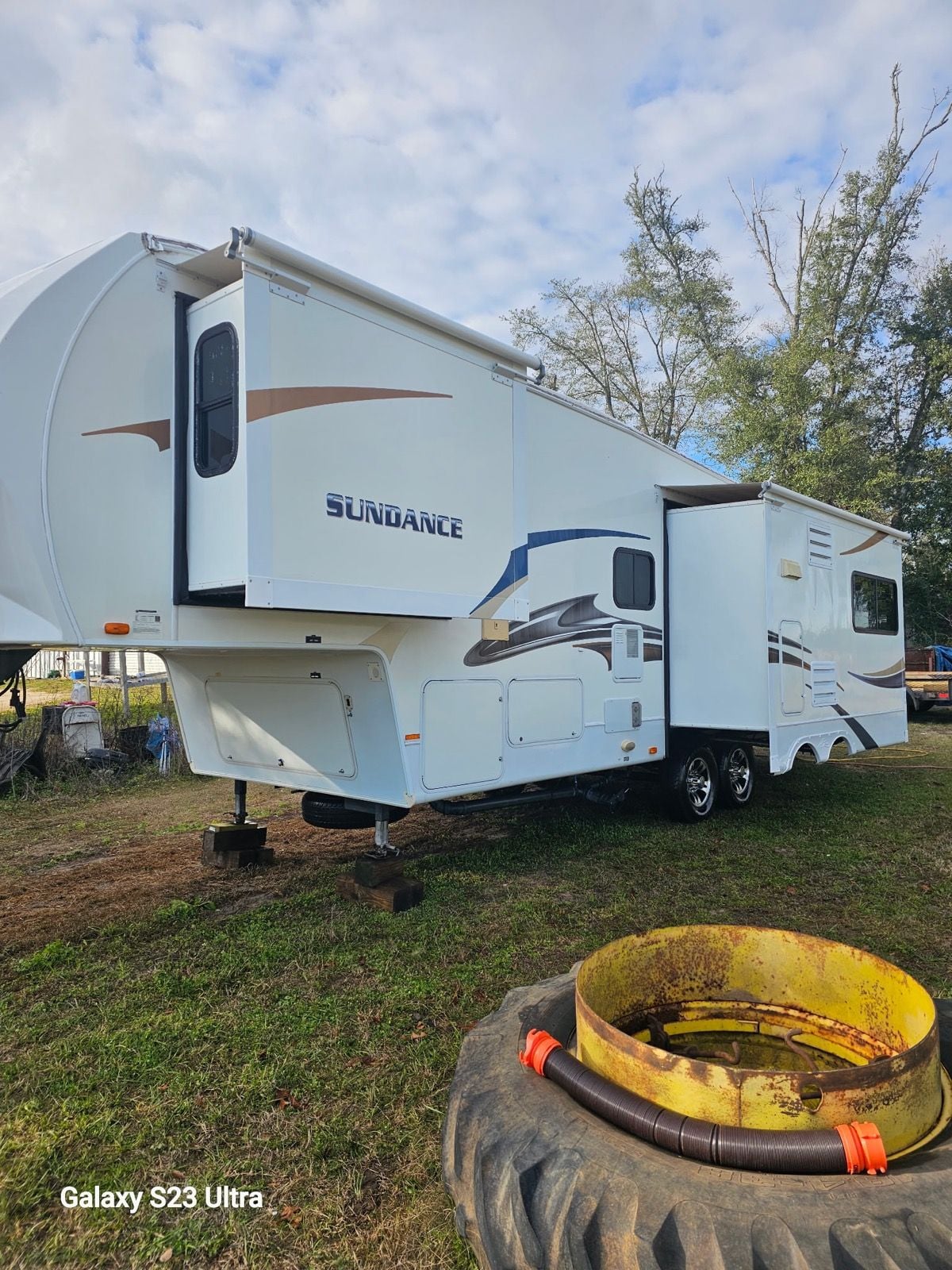 Fifth wheel trailer exterior detail