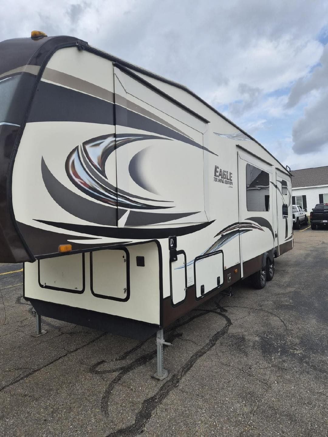 Fifth wheel trailer side wash