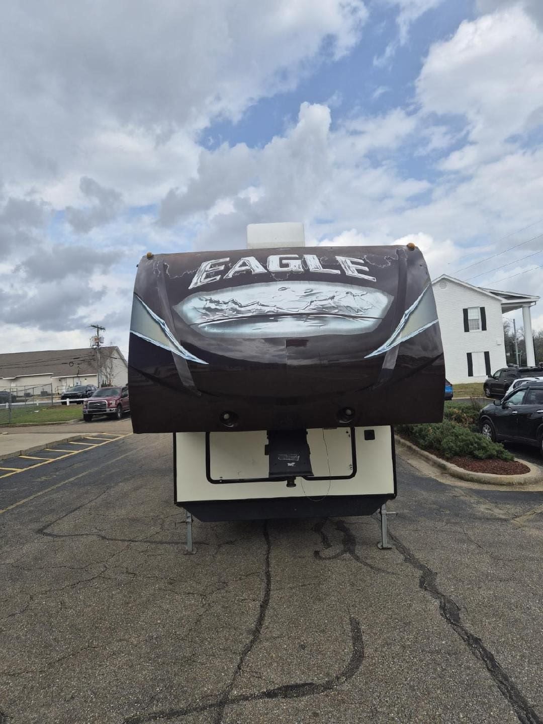 Fifth wheel trailer front cap