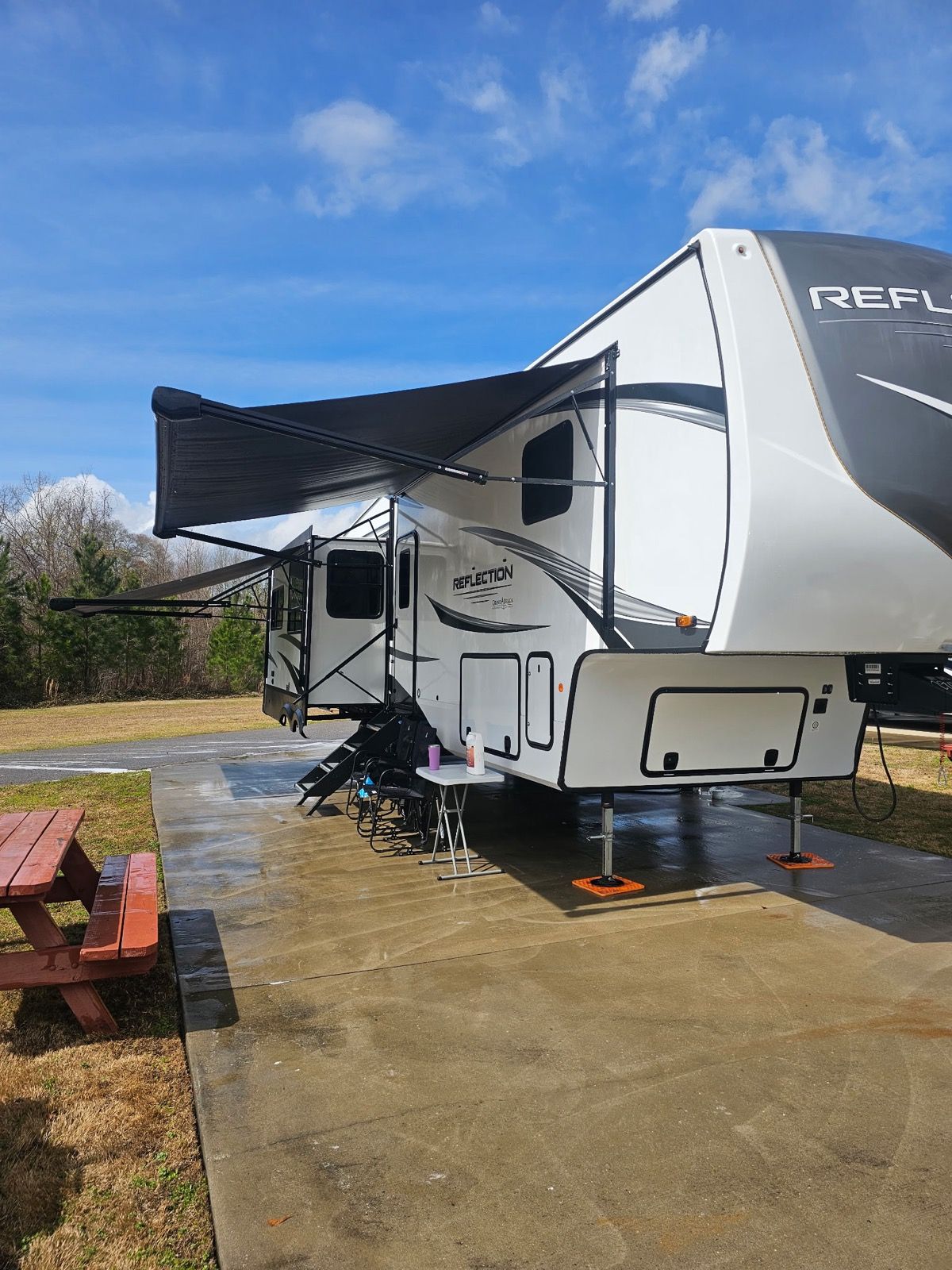 Fifth wheel trailer exterior
