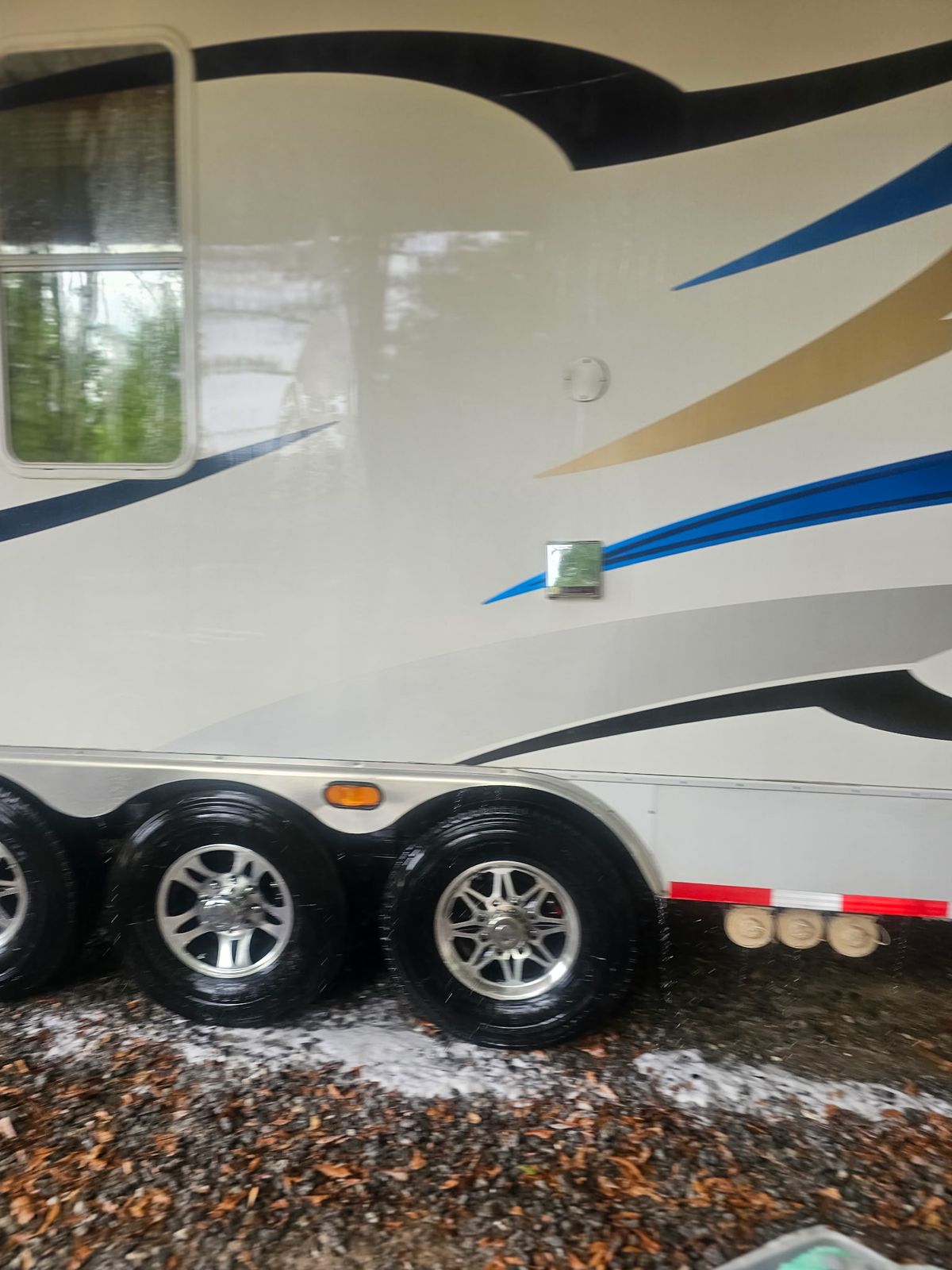 Fifth wheel trailer exterior wash