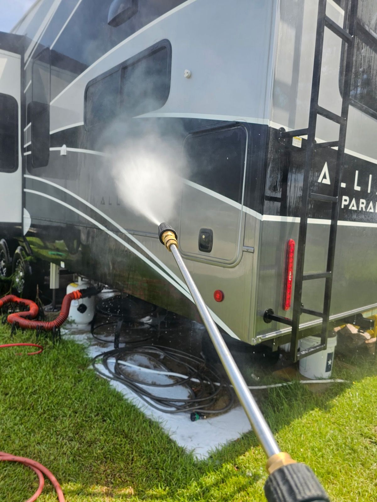 Fifth wheel trailer spray rinse