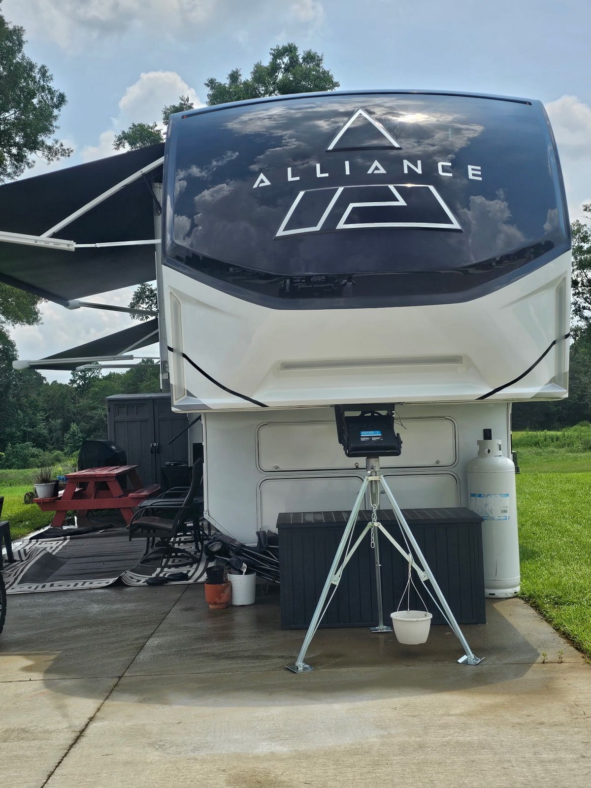 Fifth wheel trailer front detail
