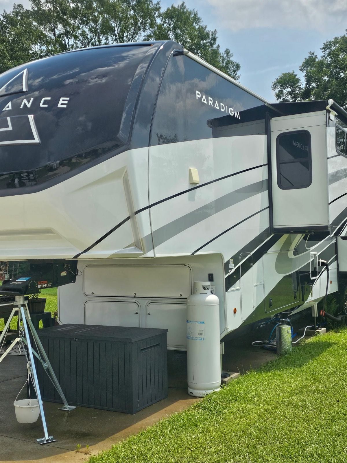 Fifth wheel trailer exterior clean