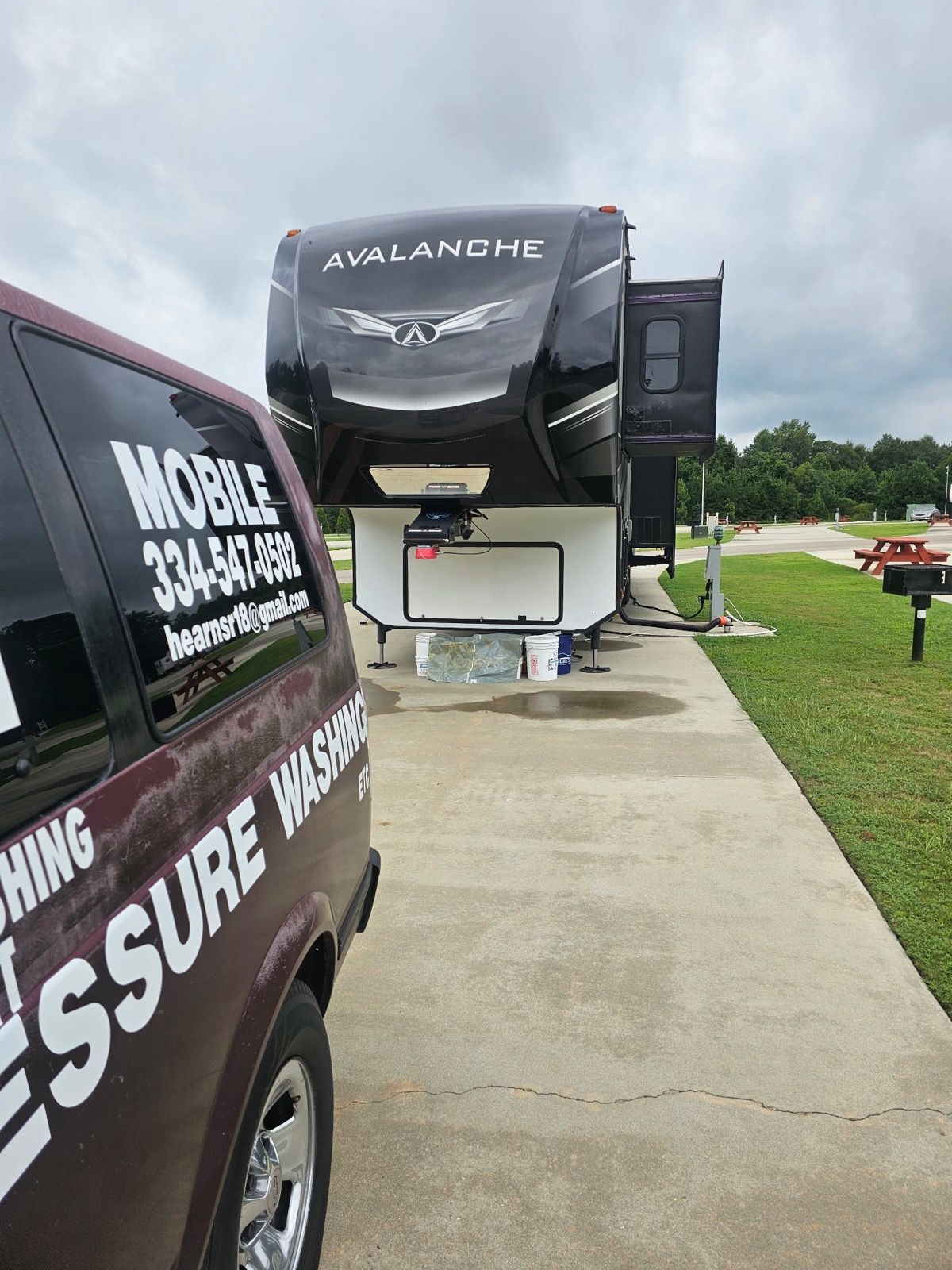Mobile pressure washing van with fifth wheel trailer