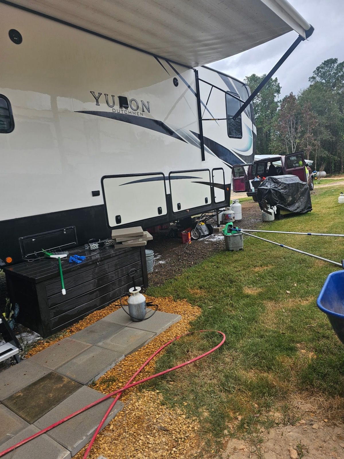 Fifth wheel trailer 'Yukon' exterior wash